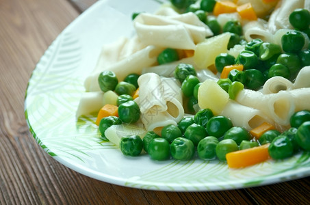 面食和意大利义汤绿色新鲜的豌豆图片