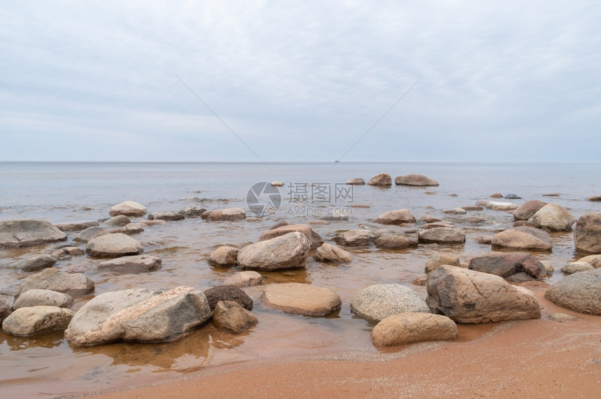 美丽的灰蒙横扫春天清晨波罗的海桑迪滩被大石头覆盖拉脱维亚图片