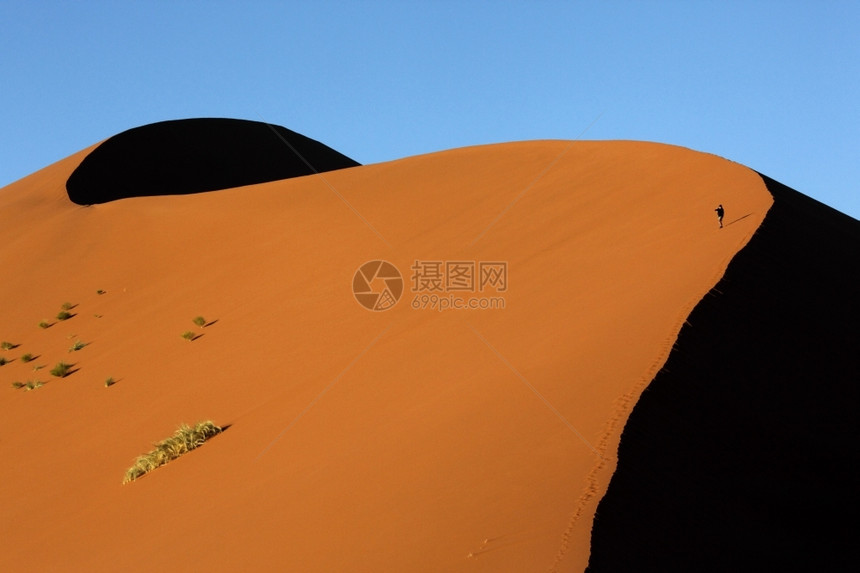 在纳米比亚Namibnuakluft沙漠的Sossusvlei攀爬沙丘的旅游者索苏斯黎艾伦一种图片