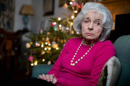 孤独寂寞的年长妇女对独自在家过圣诞节感到沮丧坐着伤心人们图片