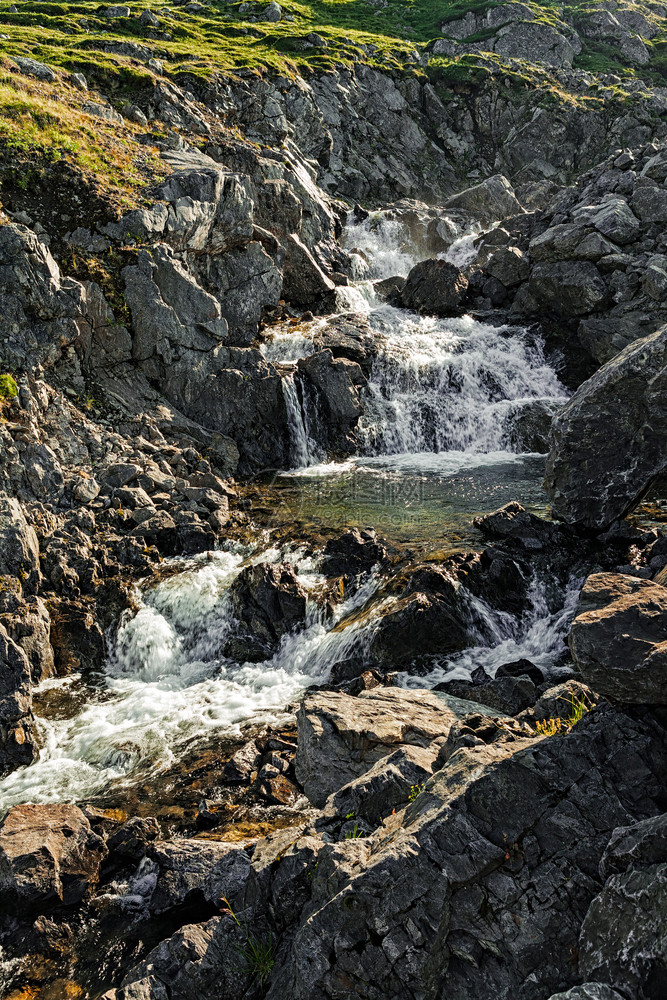 靠近颜色挪威霍宁斯瓦格附近的小瀑布挪威霍宁斯瓦格户外图片