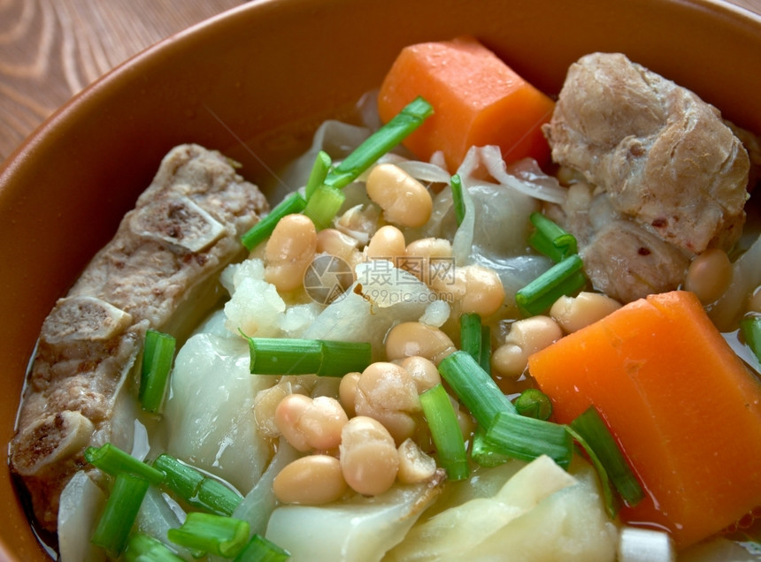 炖香肠肋骨Ollada巴伦西亚班牙汤中带有猪排和蔬菜的传统图片