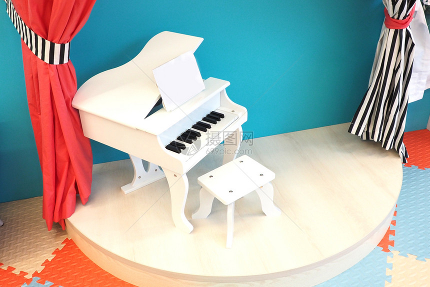 玩具条纹一场由小白钢琴和童话游戏室窗帘组成的即兴场景红色的图片