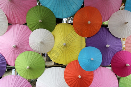 季节作为模式背景的多彩雨伞群组合安全的丰富多彩图片