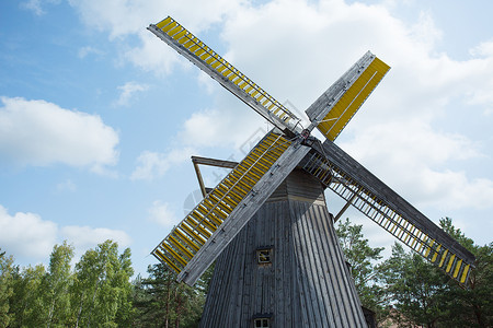 波兰美拉尼亚风速和对古老风力机的近视传统农业古董高清图片