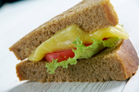 午餐小吃奶酪和番茄传统三明治关闭红色的图片