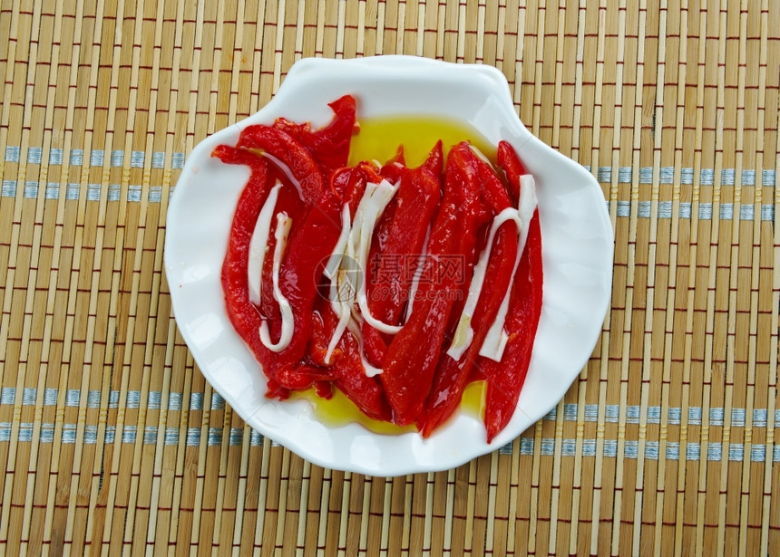 盘子开胃菜Esgarrat瓦伦西亚烤红辣椒沙拉和已治愈的鳕鱼图片