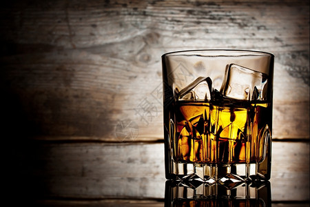 反射食物假面的威士忌杯子冰在木头背景上玻璃图片