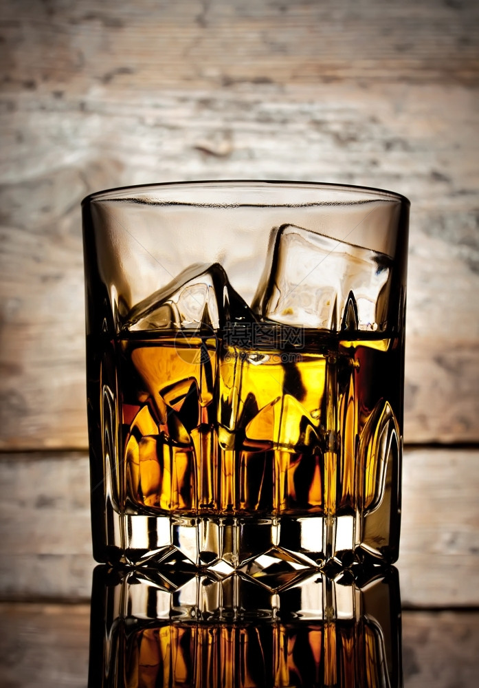 科涅克白兰地威士忌酒优雅一杯木制背景的威士忌杯子图片