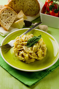 配料智者美味的意大利甜菜新鲜的托塔利尼绿色木制桌椅上加黄油和仙子健康图片