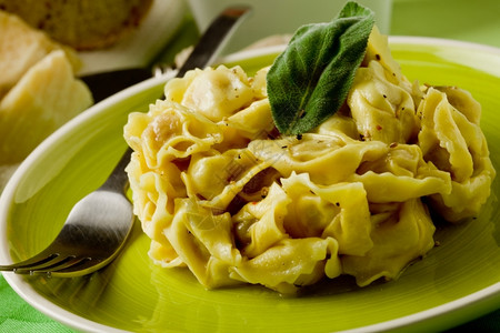 起司意大利语美味的甜菜新鲜的托塔利尼绿色木制桌椅上加黄油和仙子产品图片