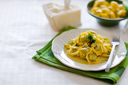 健康叉起司美味的意大利甜菜新鲜的托塔利尼绿色木制桌椅上加黄油和仙子图片