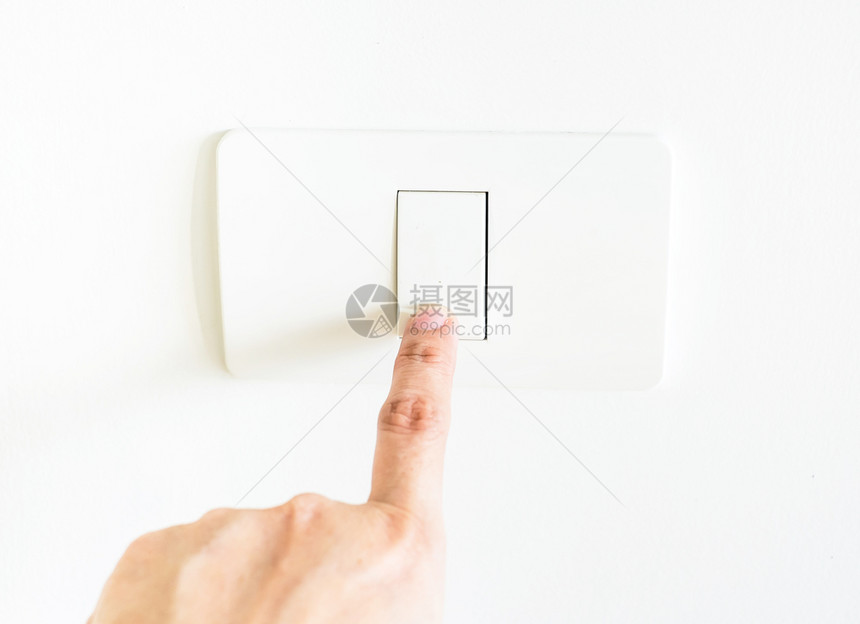 家推女手指按灯光钮环境的图片