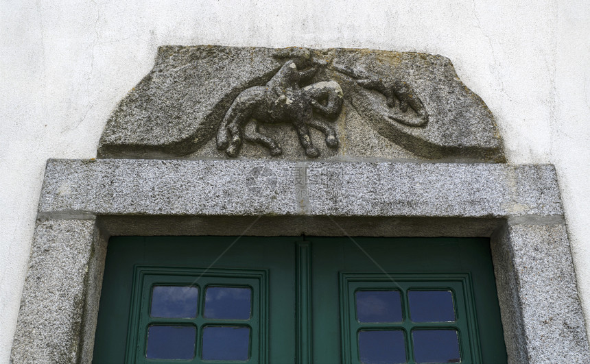 最佳槊镇在葡萄牙历史中心Trancoso的一扇门顶上挂着圣乔治杀死龙的岩浆石其雕塑为圣乔治屠龙图片
