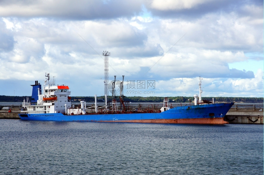 油轮停泊在港口货物燃料天空图片