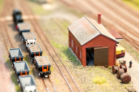 运输一种小型列车浅度上搭建筑和货运马车皮图片