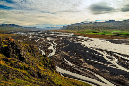 山草从冰岛Majestic河床上方看到冰岛的Majestic河床岩石图片