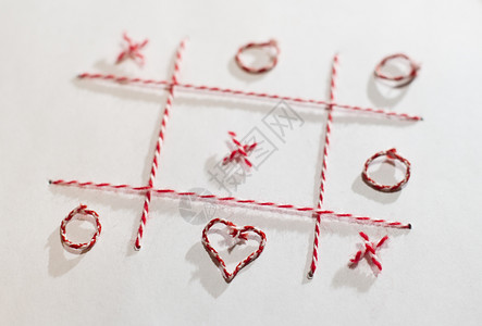 白井黑子叉爱象征Tictactoe游戏由白纸页上的线条制成情人节概念带有红色和白的Xo符号和心脏形状插画