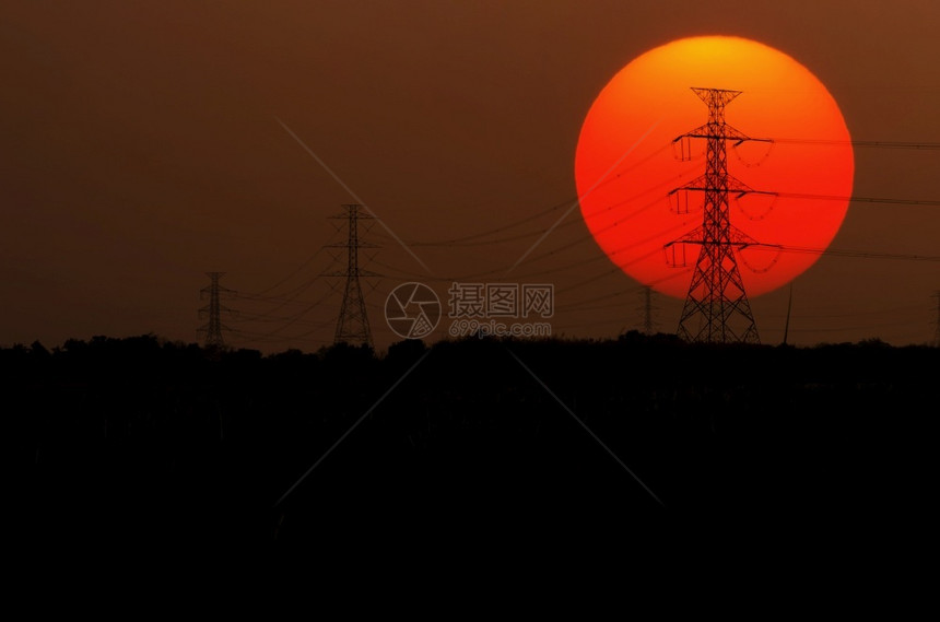 轮廓伏特电压极的日落光影大太阳和电极的图片