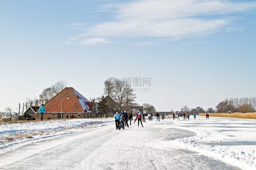 在荷兰郡边滑冰的场荷兰语雪玩图片