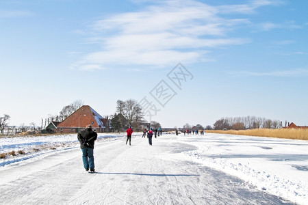 寒冷的冬天在荷兰郡边滑冰的场户外图片