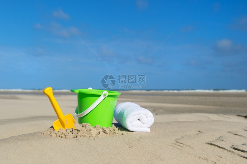 草阳光空海滩的玩具白色图片