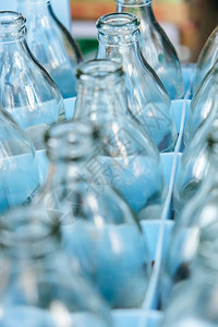 抽象的空白喝列中瓶玻璃杯图片