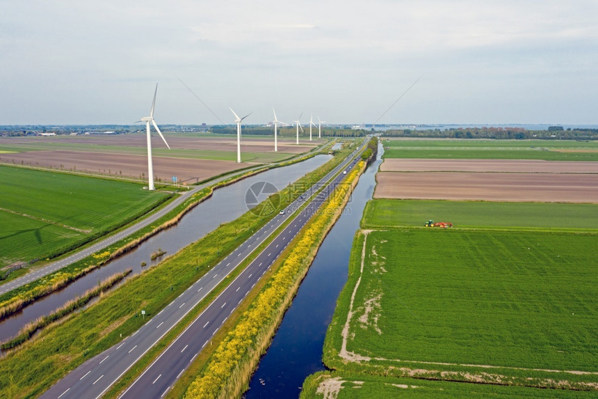 运输荷兰语直的农村风力涡轮机运河直道公路和平坦草地的风力发电机直路和平原草图片