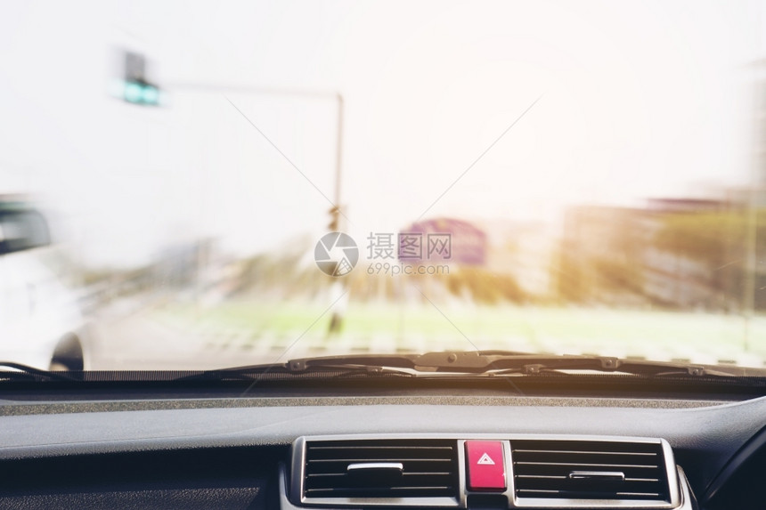 前面的汽车行视线面有辐射模糊的交通流量旅行场景斯林拉特图片