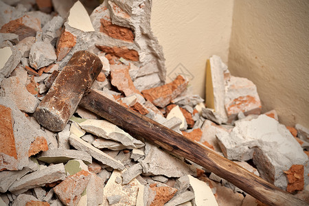 砖块石匠拆房时用碎砖和水泥砸的旧木锤子墙图片