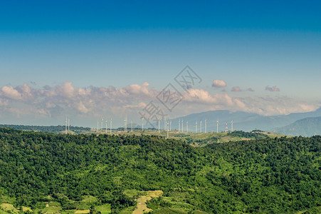 旅行山上风车的景与云天空草地场图片