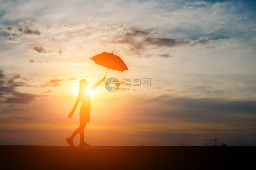 成人夏天户外女在海滩和日落上拿着雨伞的月光图片