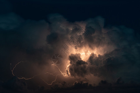 夜空中闪电烁着美丽的电风暴雷蓝色的图片