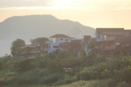 日落家村庄的出与山背景村庄的日出太阳图片