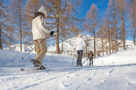 在雪中漫步鞋在打斗的铁轨上积极情感北欧图片