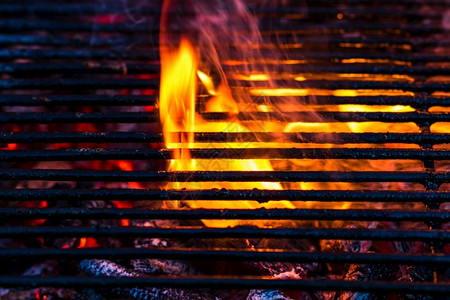 火焰穿过烤架图片