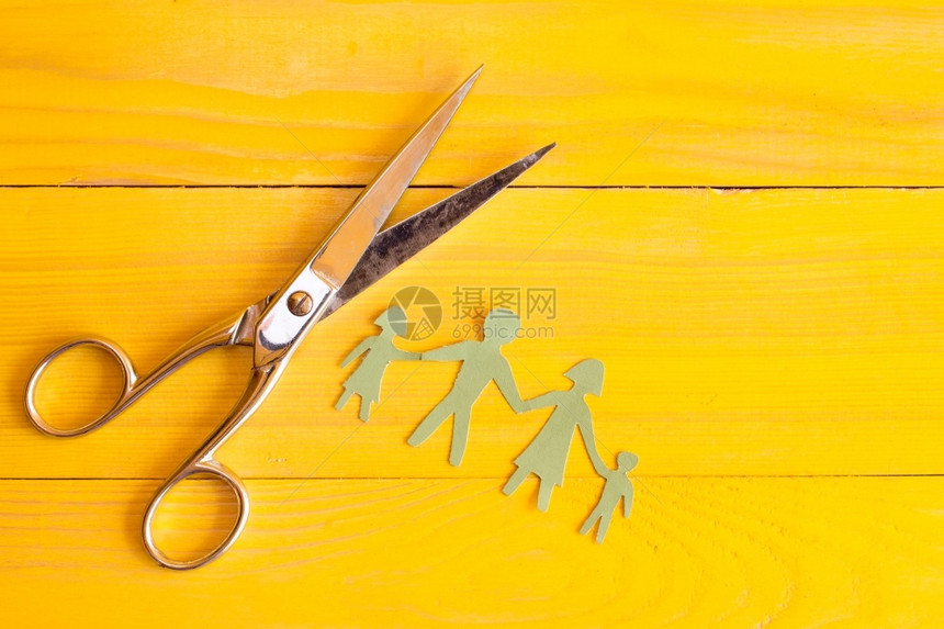 友谊黄色的剪刀和纸在黄木表面切人们图片