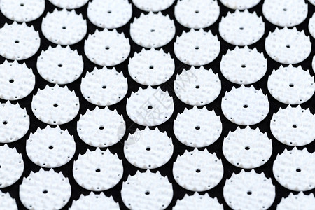 针刺药物带塑料圆针环的背景按摩席垫以放松白色的图片