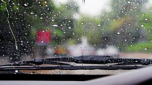 户外街道运输把挡风玻璃上的雨擦干净高清图片