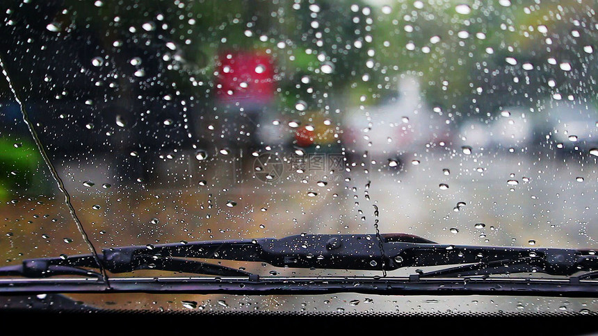 水把挡风玻璃上的雨擦干净路的图片