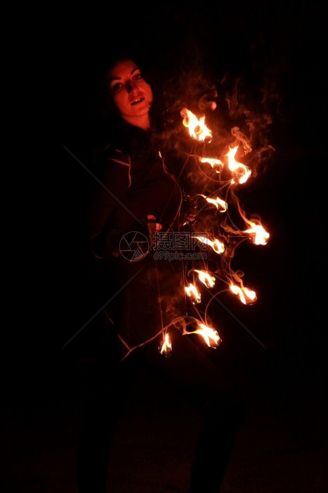 舞蹈家女人手里拿着火持有图片