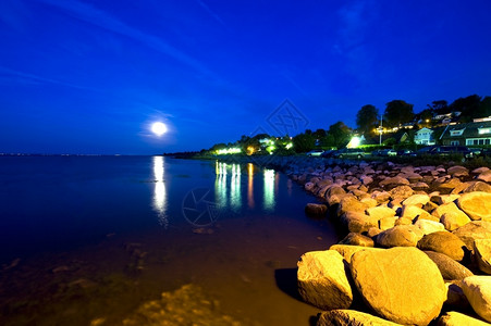 清除月出灯亮在斯卡内南瑞典海岸线上空升起图片