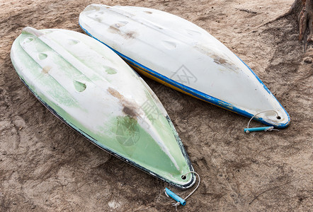 自然双面皮艇在海滩上翻倒用于维护保养时间旅游假期图片