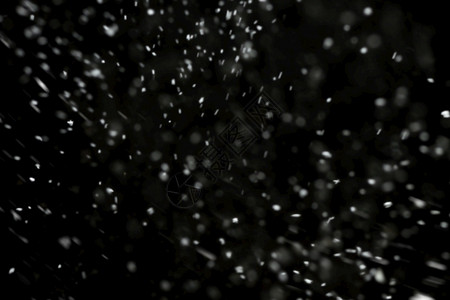 霜质地在黑色背景上飘落的雪花在黑色背景上飘落的雪花冰背景图片
