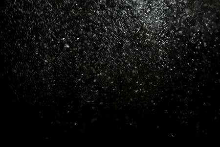 层在黑色背景上飘落的雪花在黑色背景上飘落的雪花风暴冰图片