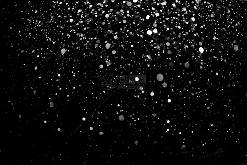 冬天白色的假期在黑背景上飘落的雪花在黑色背景上飘落的雪花图片