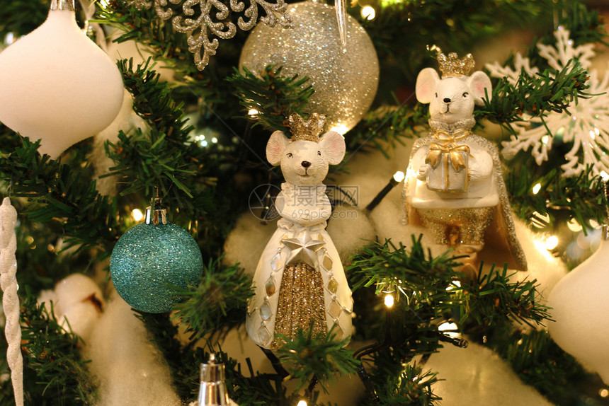 新的假期装饰在蓝白圣诞品中的玩具圣诞树老鼠王和后球园林女王图片
