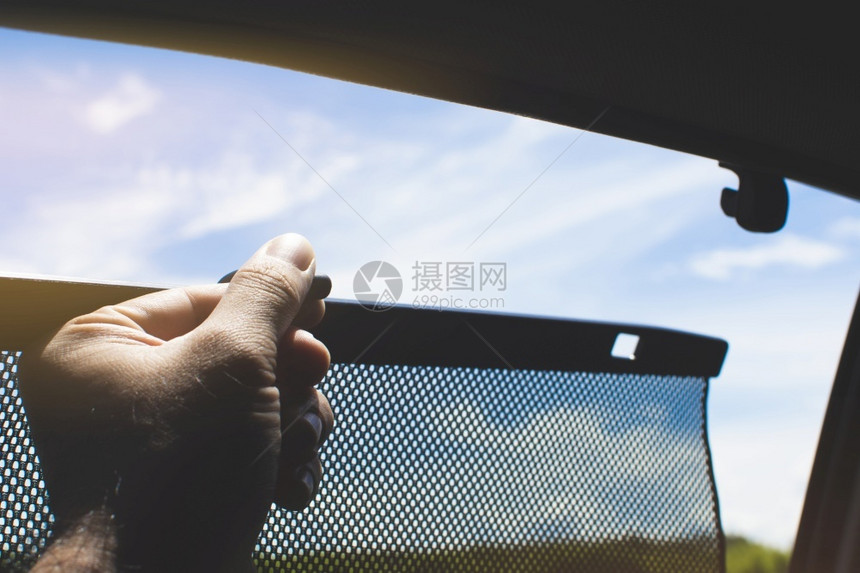 司机举起车边窗帘的遮太阳罩保护光人们车辆遮伞图片