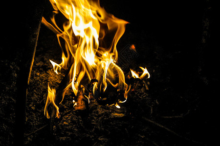 黑暗画面中的火焰夜晚营与黑色背景隔绝在夜幕下橙壁炉黄色的图片