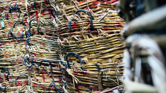 桶市场上堆积着大篮子老的稻草图片